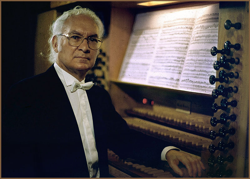  P. Domingo Losada en el Órgano Grenzing 
        del Auditorio Nacional de Madrid 
