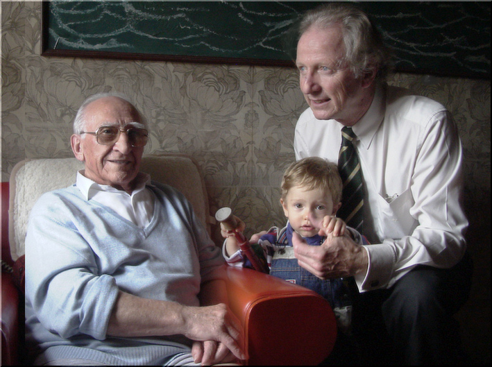  Julian Coria en su piso de la Catedral con M. Reckling y su hijo 
